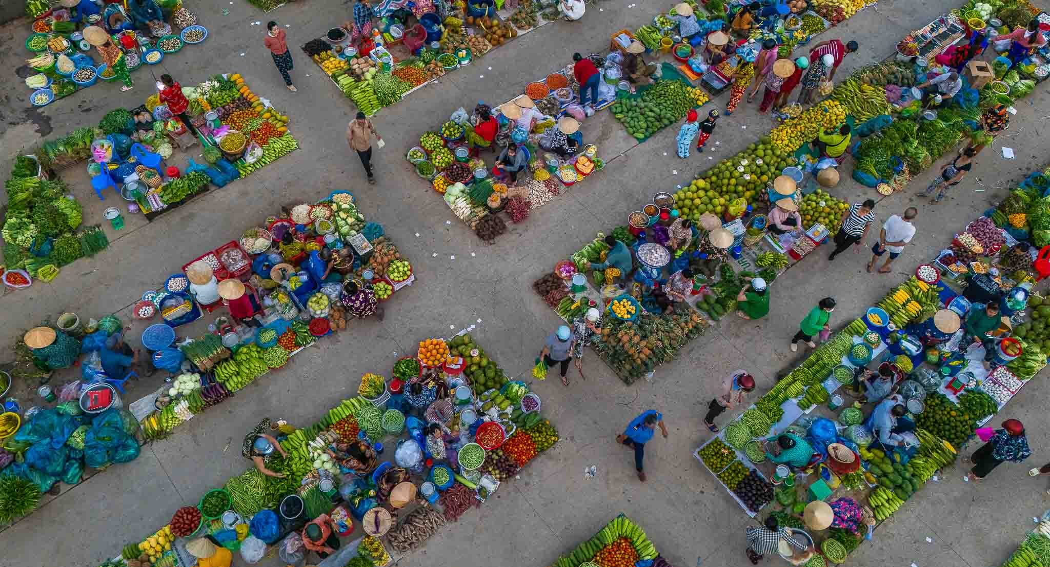 Tiếng rao của tiểu thương, tiếng người mua bán trả giá hòa quyện cùng âm thanh của cuộc sống thường ngày, khiến khu chợ này lúc nào cũng rộn ràng. 