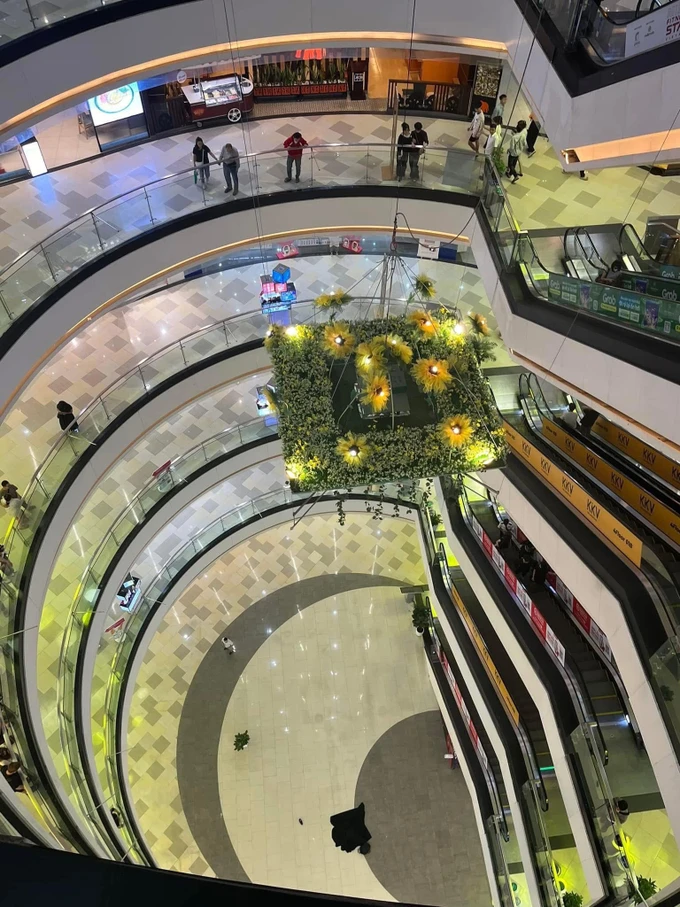  Nỗi đau phía sau vụ thiếu niên rơi từ tầng cao Vạn Hạnh Mall