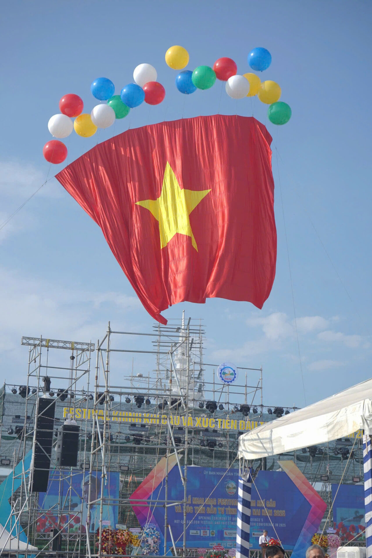 Hình ảnh Quốc kỳ Việt Nam tung bay giữa bầu trời Đồng Nai, mở màn cho lễ hội đặc biệt kỷ niệm 50 năm thống nhất đất nước