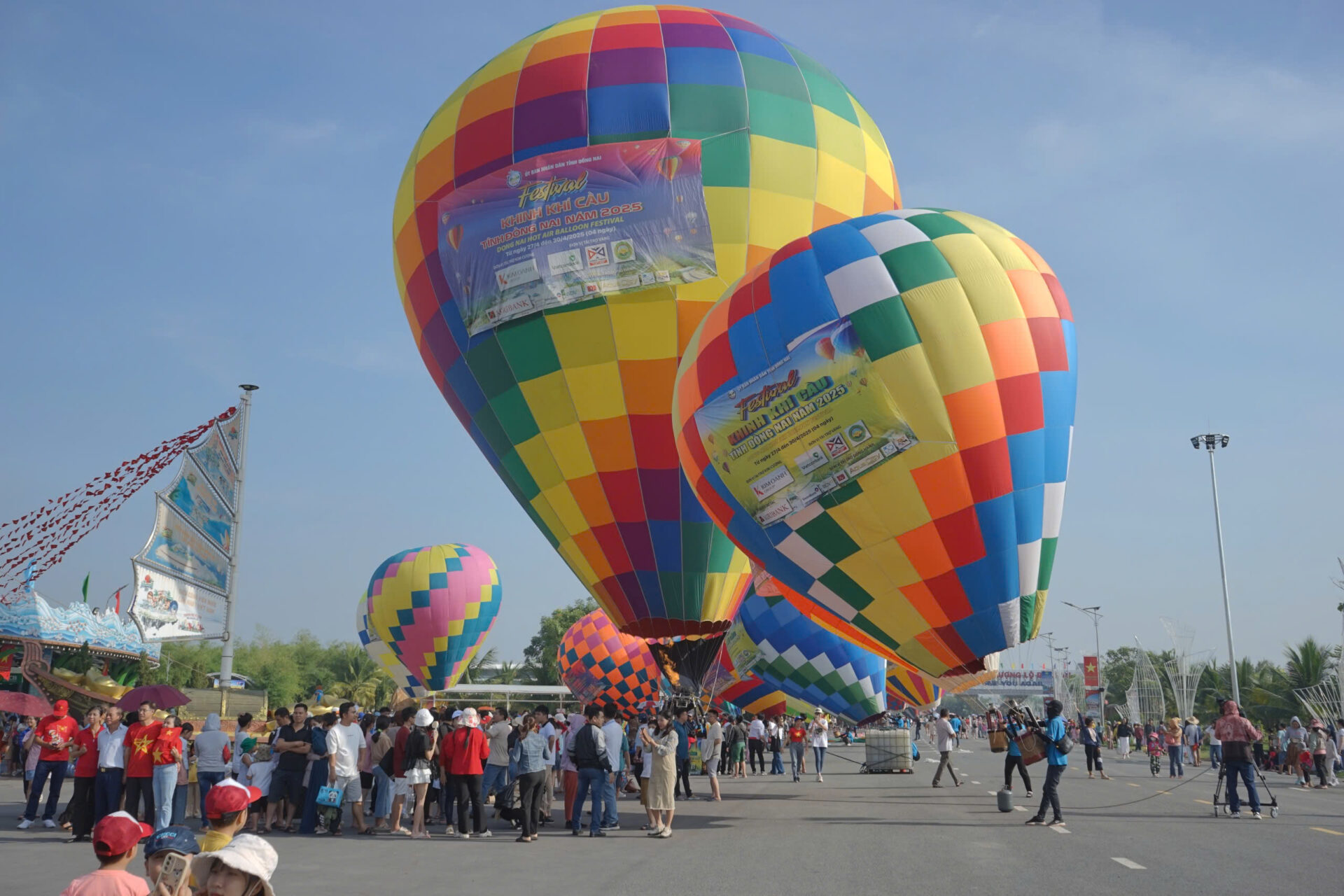 Dòng người đổ về Khu du lịch Sơn Tiên từ sáng sớm, háo hức hòa mình vào không gian lễ hội.