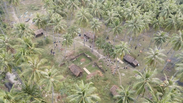 Không gian phim được chọn là một khu rừng dừa tại xã Thiện Nghiệp, phường Hàm Tiến, tỉnh Bình Thuận.