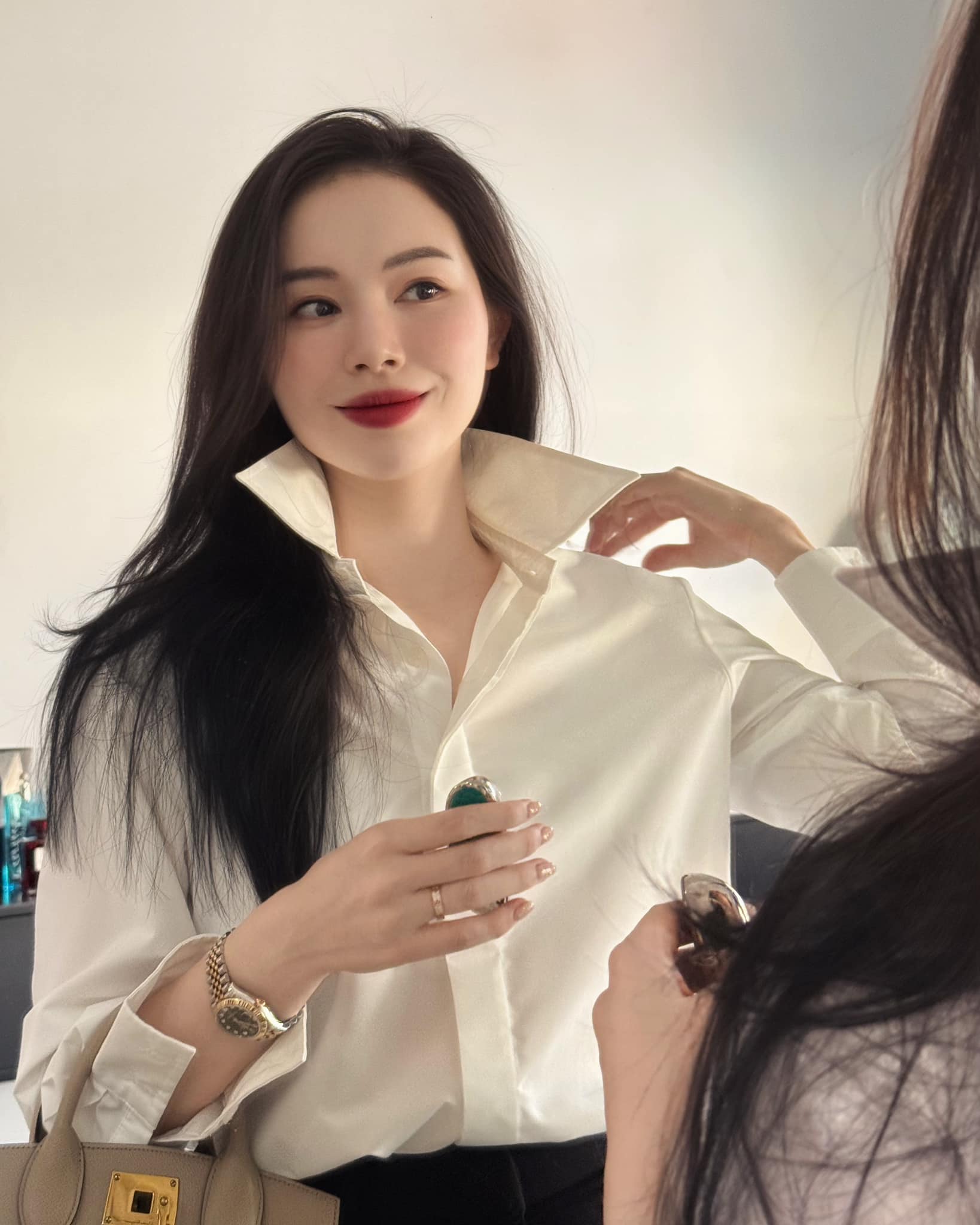 trung thành với mái tóc đen tuyền, dày mượt tự nhiên.