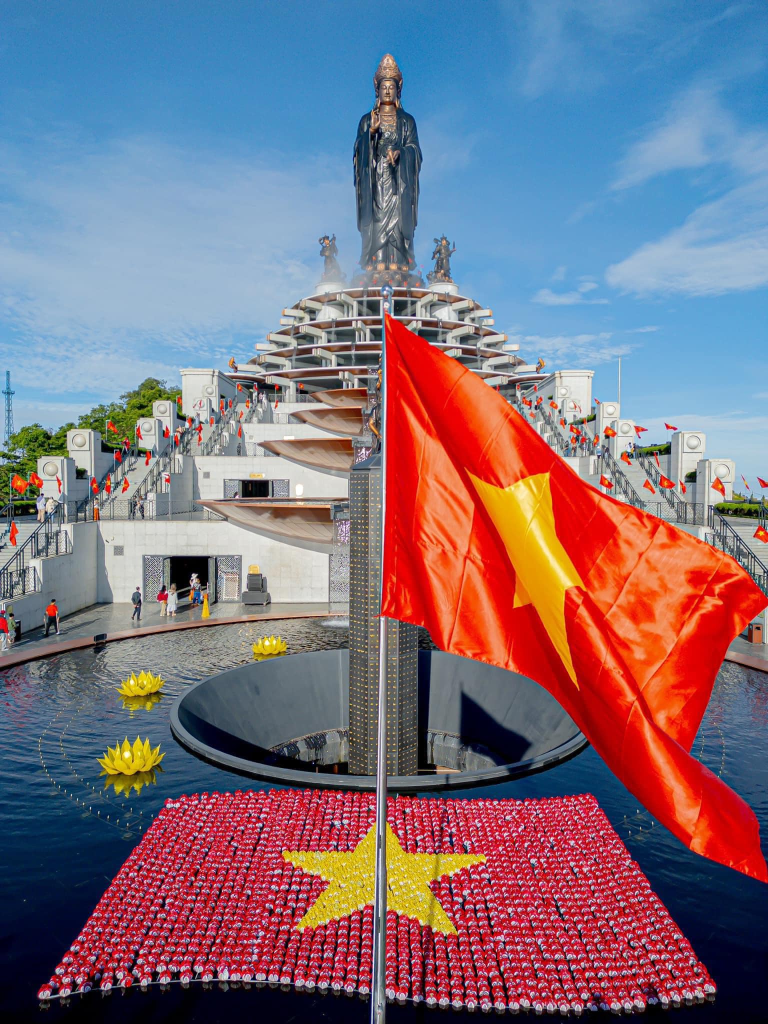 Tại quảng trường trung tâm trên đỉnh núi, ngôi sao vàng được kết thành từ hàng trăm chiếc đèn lồng