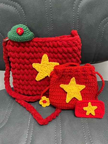 Sống lại những biểu tượng văn hóa, lịch sử qua các sản phẩm thời trang và phụ kiện, từ áo thun, túi xách cho đến những vật dụng hàng ngày.