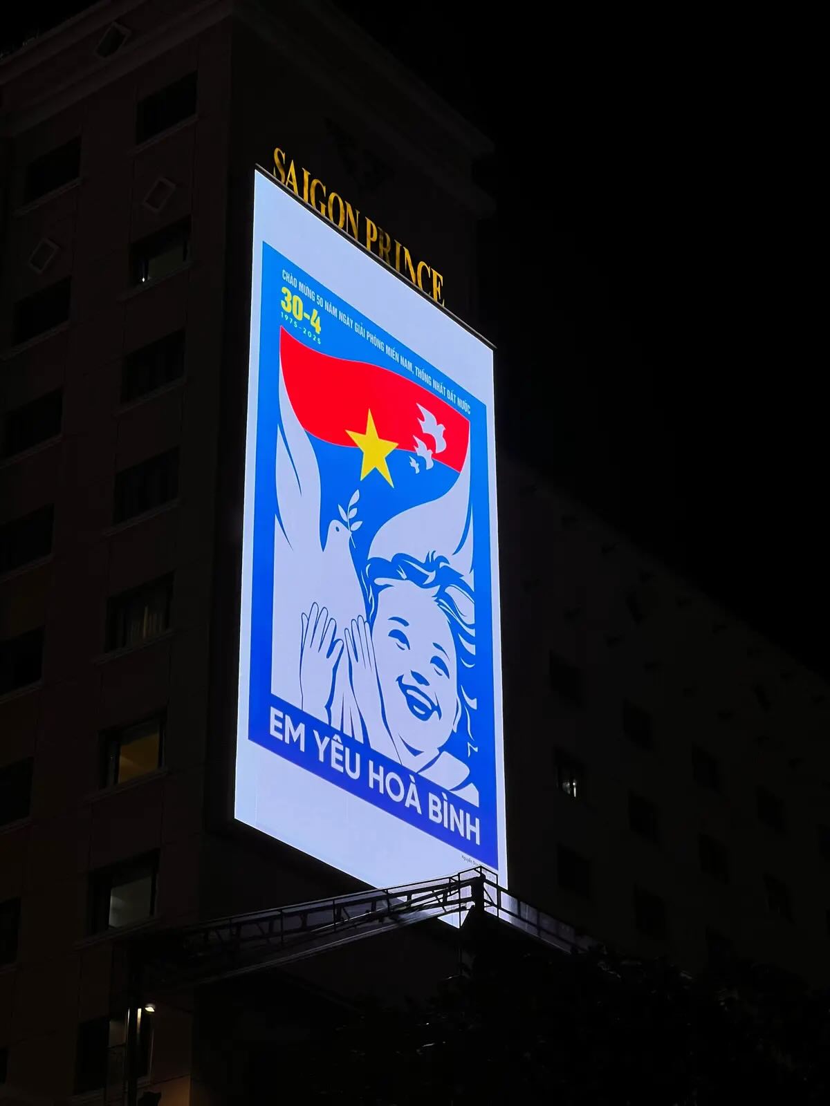  Phủ lên phố thị không khí trang nghiêm xen lẫn tự hào.