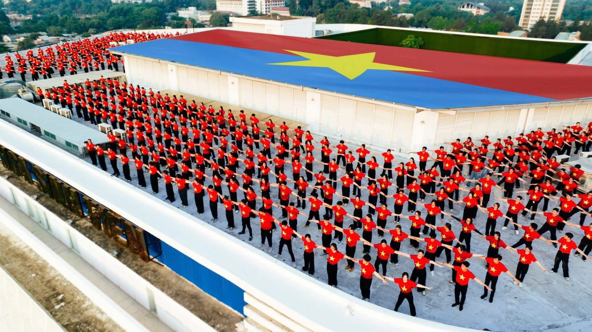 Những lời bình luận dưới đoạn clip nhanh chóng xuất hiện với đầy đủ cung bậc.