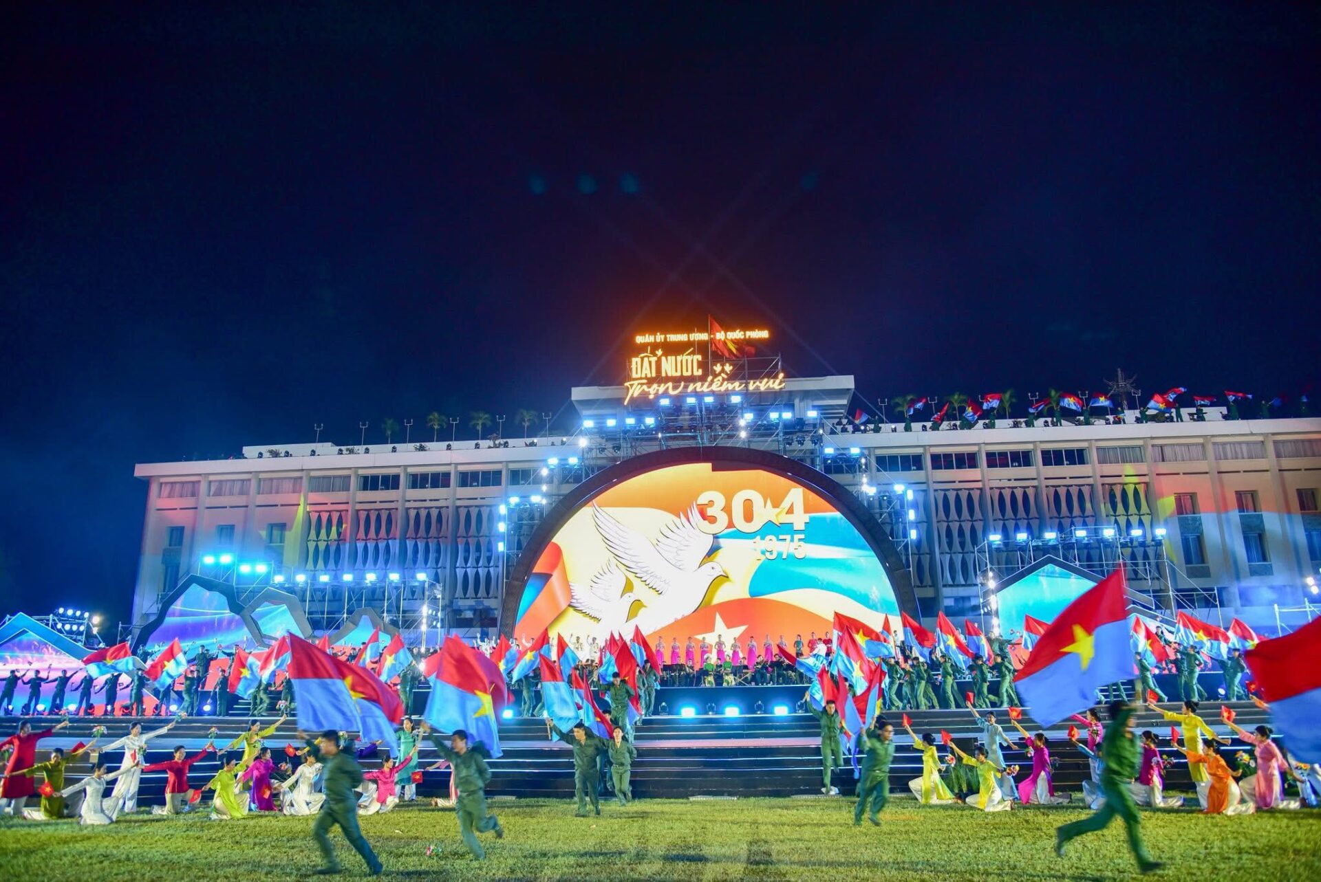 Sân khấu ngoài trời tại Hội trường Thống Nhất tiếp tục là nơi diễn ra chương trình nghệ thuật “Đất nước trọn niềm vui”.