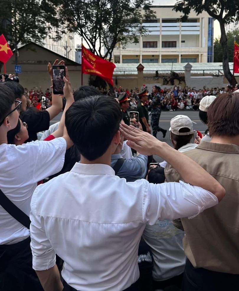 MONO hoà mình vào đám đông xem sơ duyệt diễu binh chiều nay. 