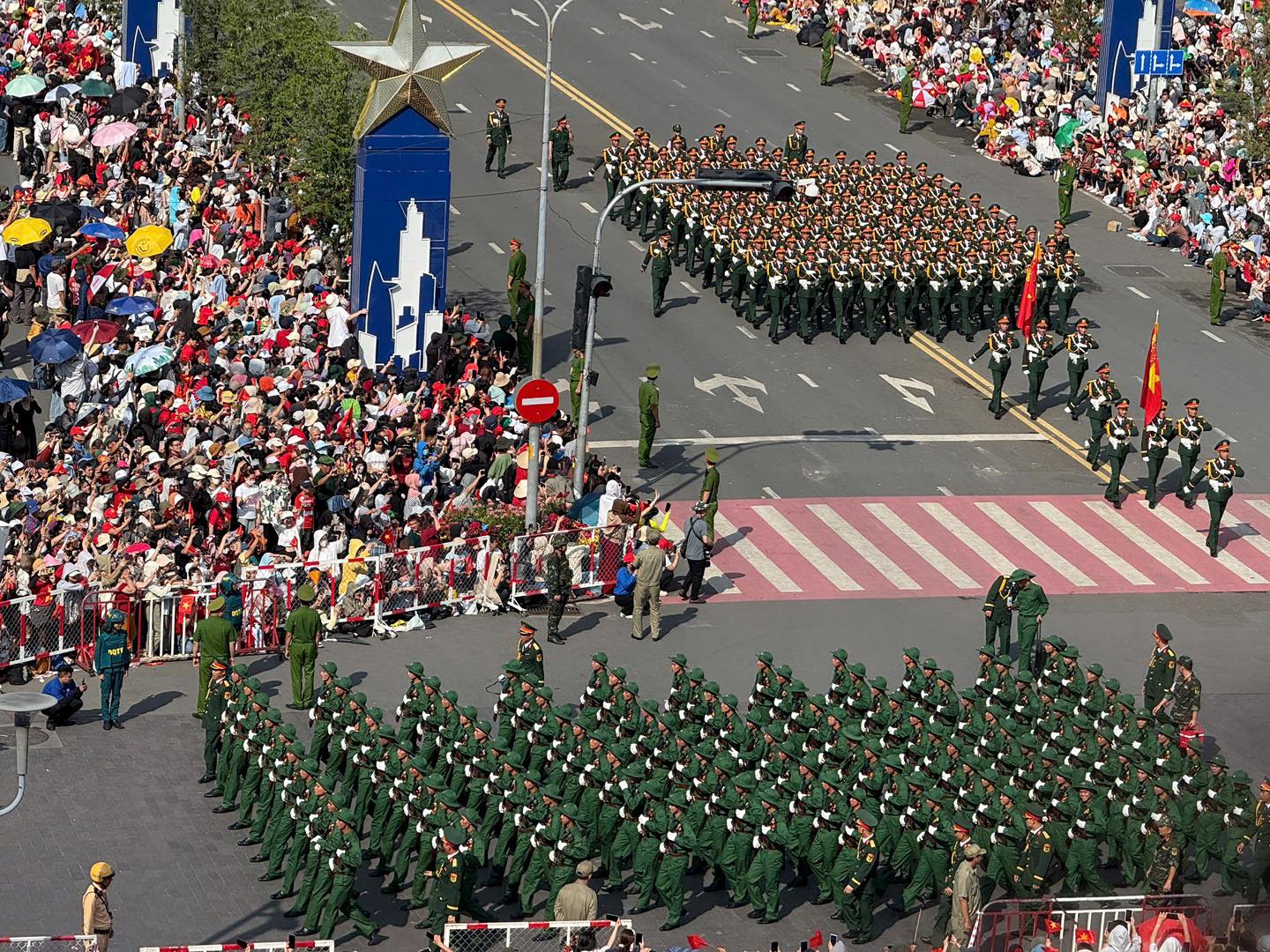 36 khối lực lượng vũ trang, công an, cùng 12 khối quần chúng, diễu hành trên các tuyến đường chính của quận 1, TP.HCM. 