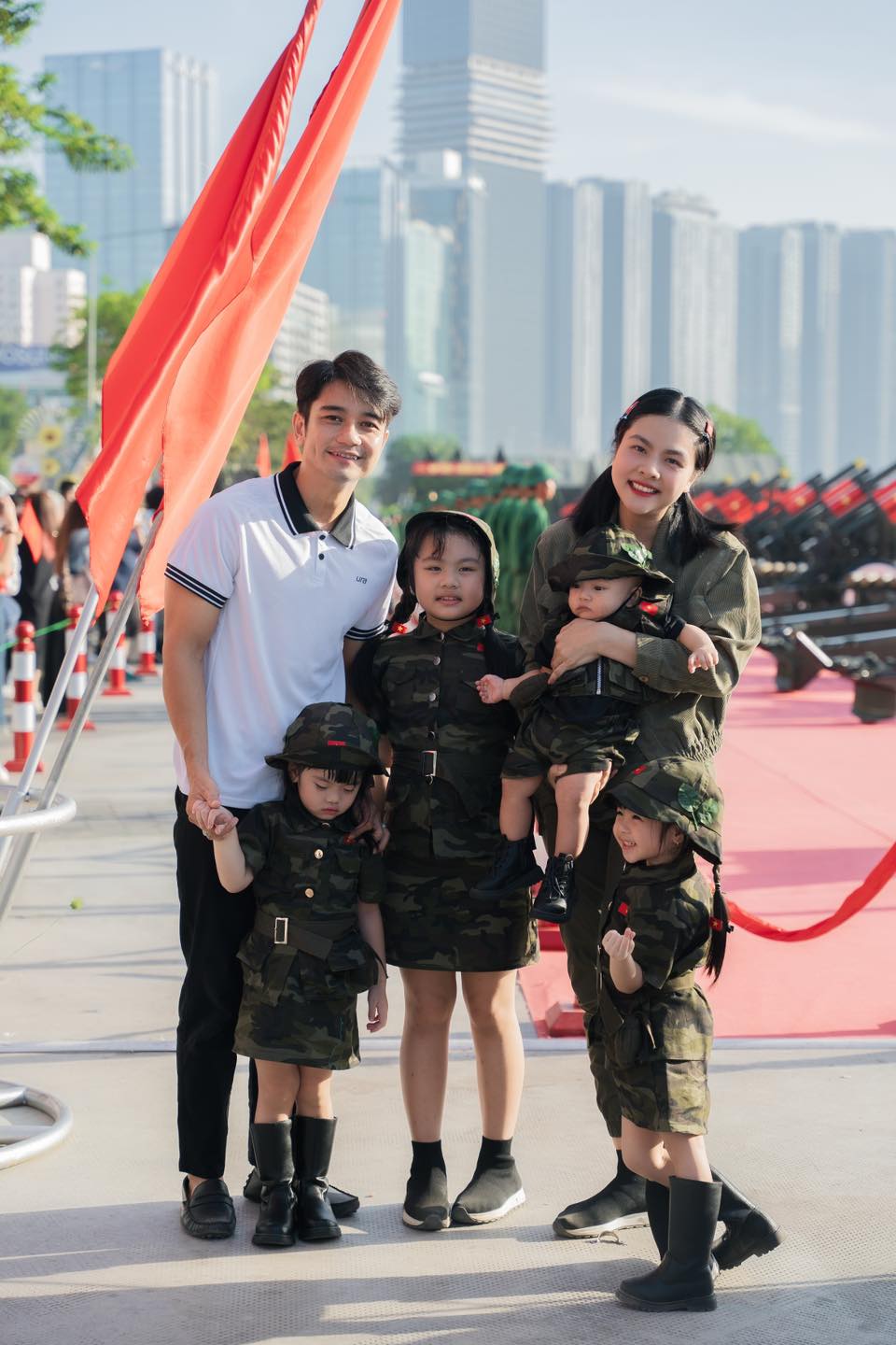 Vân Trang cùng các con diện đồ bộ đội, lan tỏa tinh thần tự hào