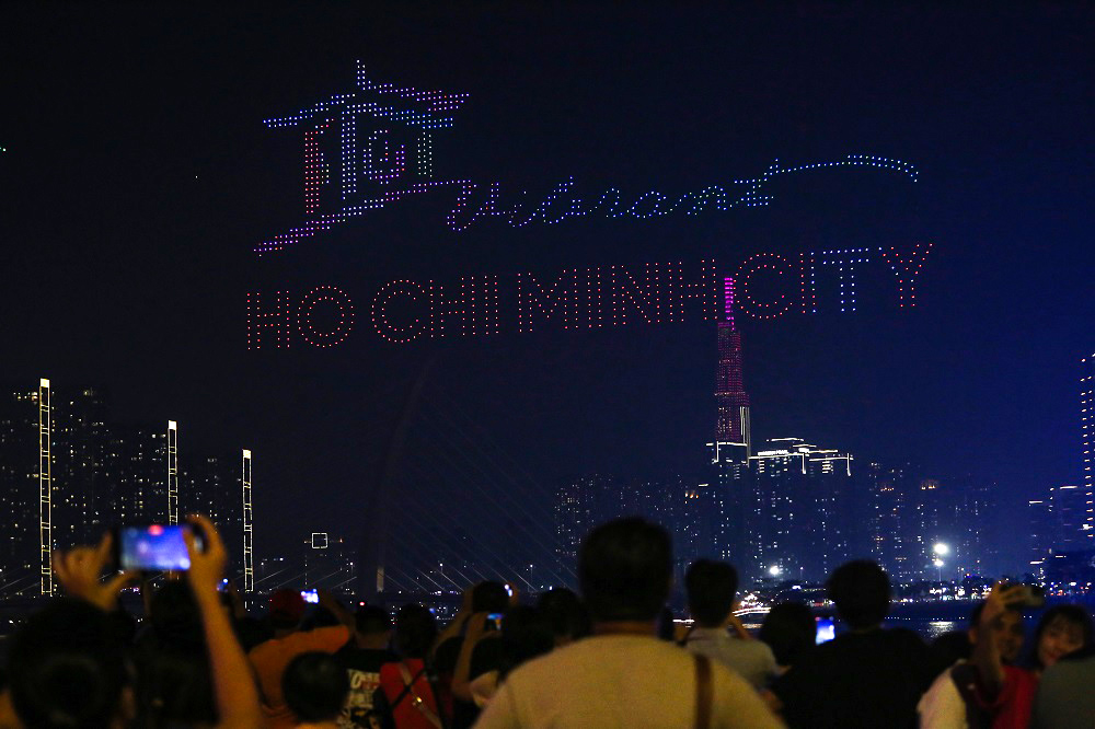 mỗi hình ảnh ánh sáng trên bầu trời còn truyền tải thông điệp mạnh mẽ về niềm tự hào dân tộc, tinh thần vươn lên và khát vọng hội nhập quốc tế của Việt Nam