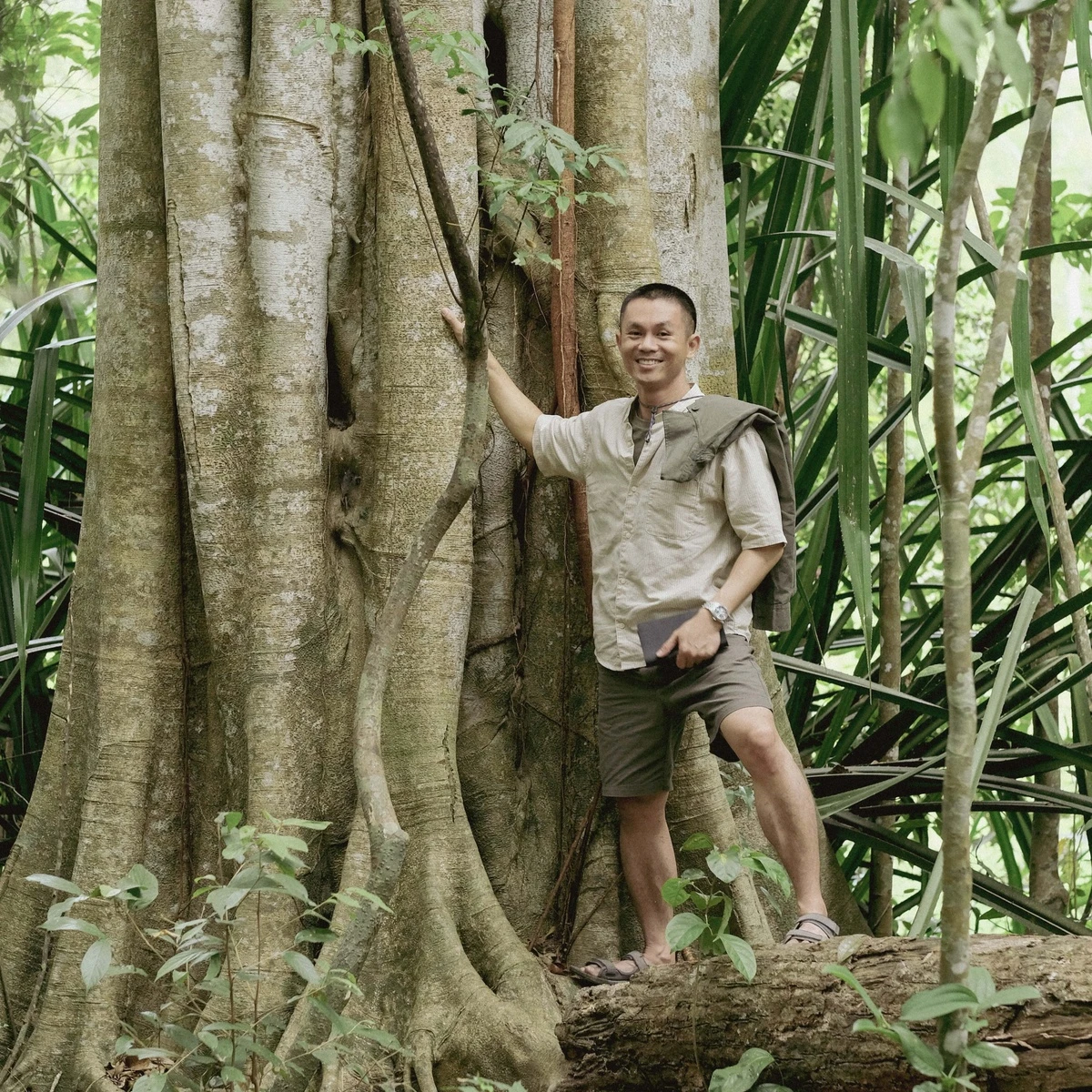 travel blogger Tâm Bùi lại luôn lựa chọn linen cho những hành trình leo núi, cắm trại hay trekking cần vận động nhiều và tối ưu hành lý.