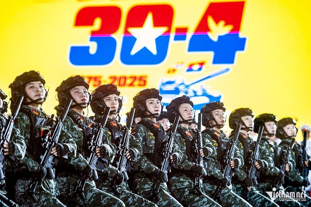 Hợp luyện diễu binh, diễu hành kỷ niệm 50 năm thống nhất đất nước. Ảnh: Thế Bằng