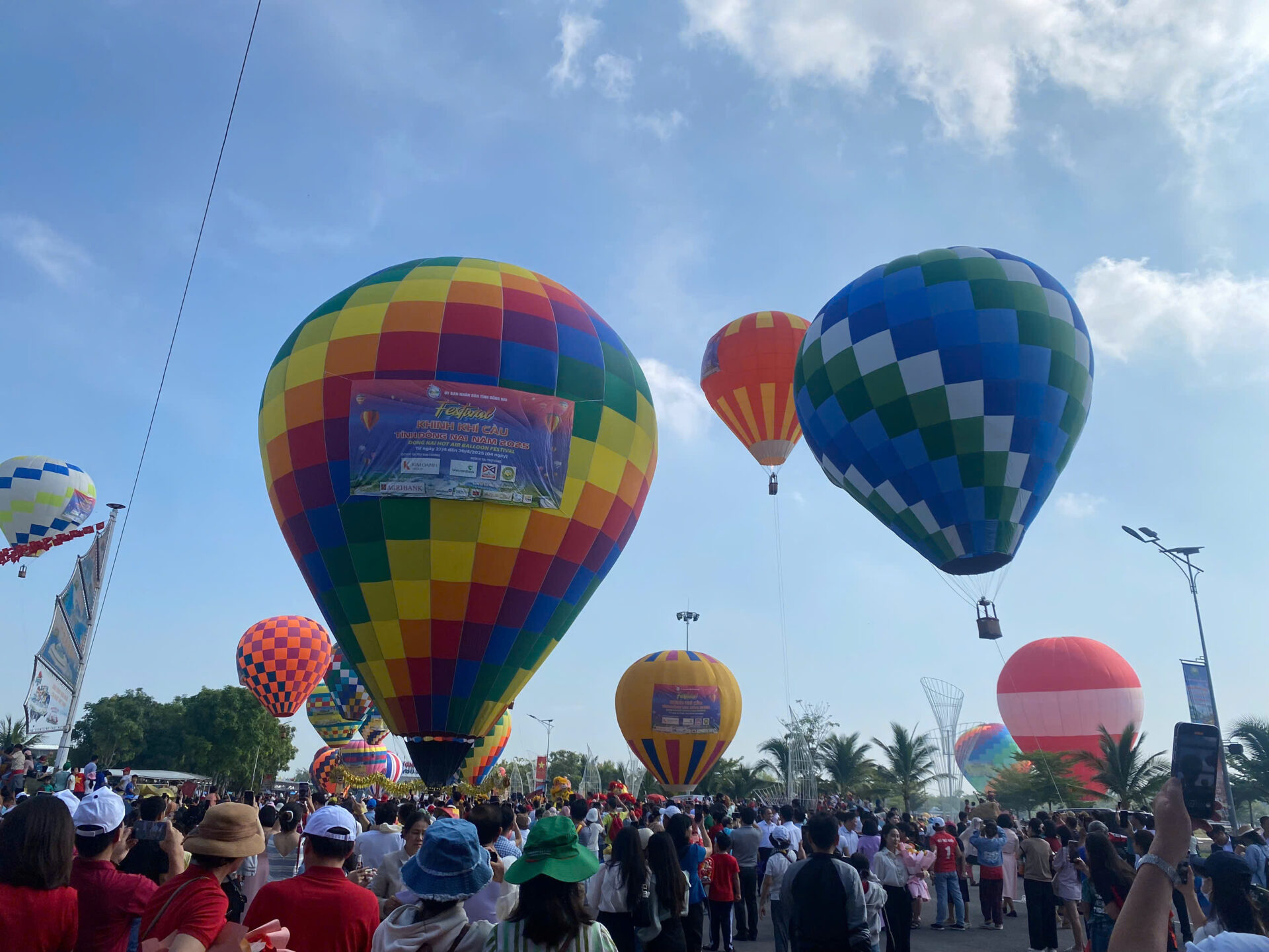 Người dân và du khách háo hức tham dự và ghi lại những khoảnh khắc ấn tượng cùng những khinh khí cầu khổng lồ. 
