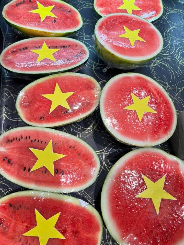 Tái hiện một cách sống động bằng những món thực phẩm mang sắc đỏ vàng của quốc kỳ