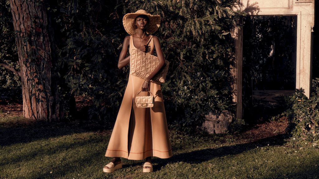  gợi lên một mùa hè đậm chất thể thao cổ điển nhưng đầy mới lạ.