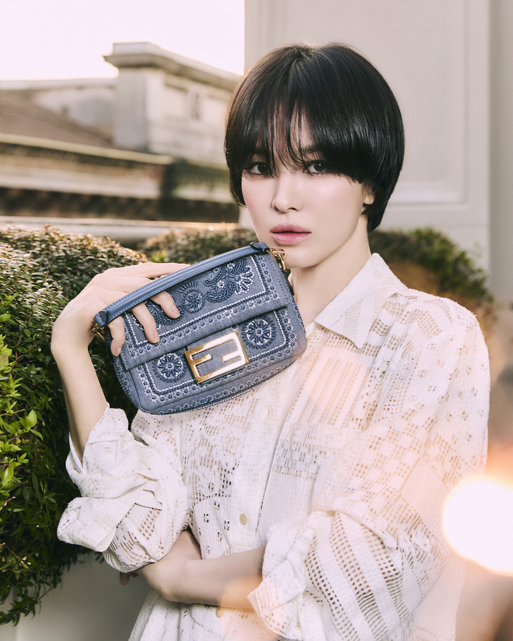  FENDI vẽ nên một bộ sưu tập vừa hoài niệm, vừa đậm sắc màu tươi mới.