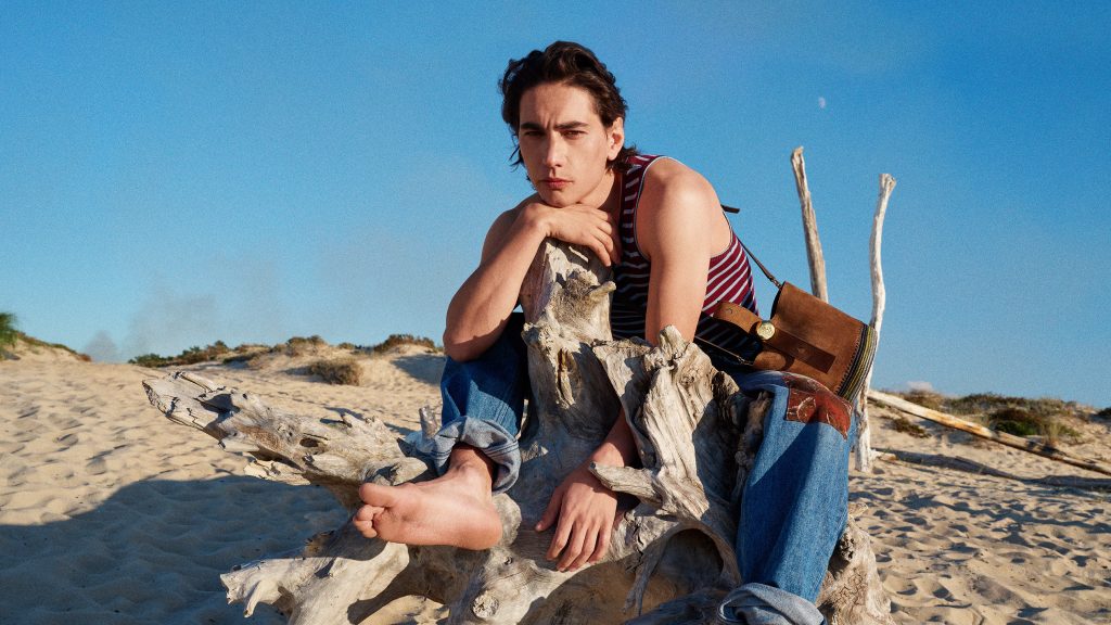  LOEWE Paula’s Ibiza 2025 còn mang trong mình tinh thần âm nhạc sống động qua những họa tiết,