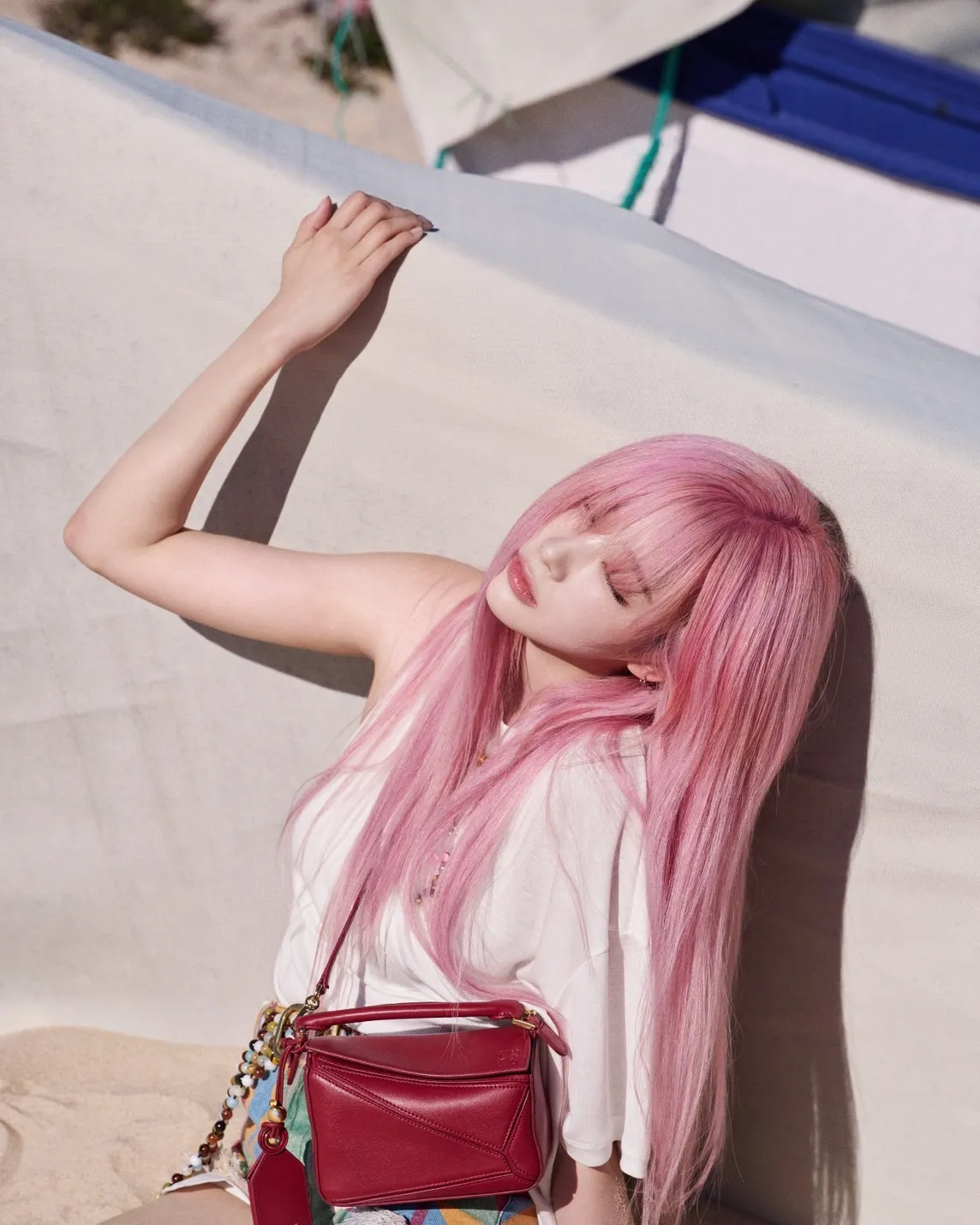 Những khoảnh khắc đời thường như vậy đã trở thành điểm nhấn đậm chất LOEWE, với sự tự do không ràng buộc nhưng vẫn đầy phong cách.