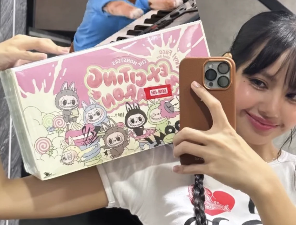 Lisa từng là nhân tố quan trọng khiến Labubu – nhân vật đến từ “Vương quốc Quái vật” của nghệ sĩ Hong kong Kasing Lung – trở thành hiện tượng sưu tầm toàn cầu.