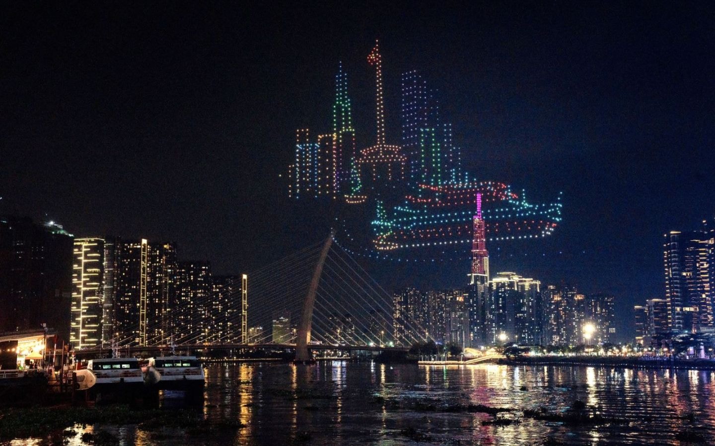  lịch trình trình diễn thiết bị bay không người lái đã được điều chỉnh để phù hợp với các hoạt động khác trong khuôn khổ Lễ hội Sắc màu Thành phố Bác. 