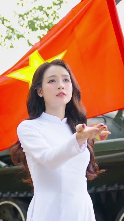 nữ diễn viên Sam đăng tải clip ghi hình tại Dinh Độc Lập.