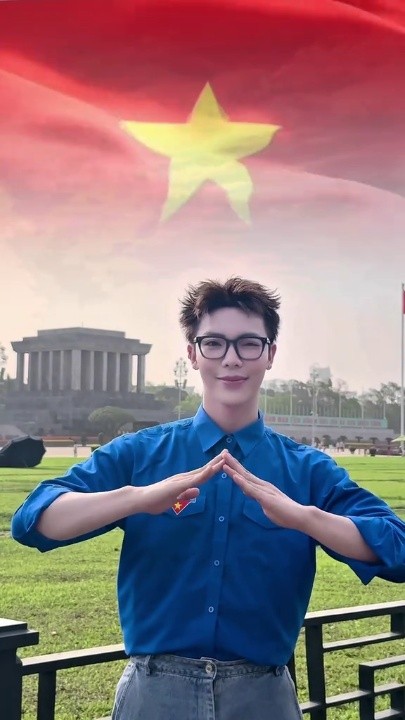 ERIK chia sẻ: “+1 chính chủ bài hát yêu nước nhưng giờ mới đu trend. Máu đỏ da vàng tui tự hào là người con Việt Nam”.