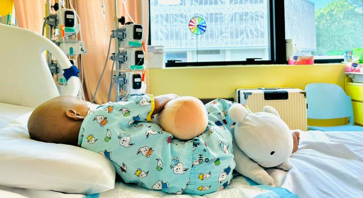 sự ra đi của em vẫn để lại khoảng trống lớn, như cách ánh mặt trời nhỏ bé bỗng vụt tắt giữa lòng người đang ngóng chờ điều kỳ diệu.