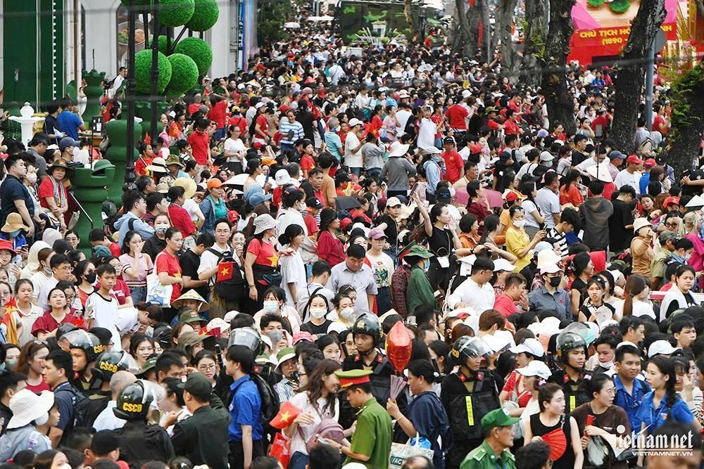 Người dân đổ về trung tâm TPHCM chờ xem buổi sơ duyệt cấp nhà nước tối 24/4. Ảnh: VietNamNet