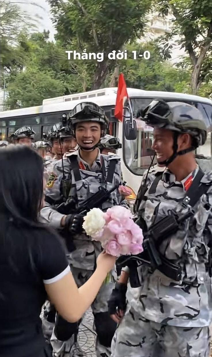 Hành động giản dị nhưng tràn đầy cảm xúc ấy đã nhanh chóng thu hút hơn 10 triệu lượt xem chỉ sau vài giờ đăng tải.
