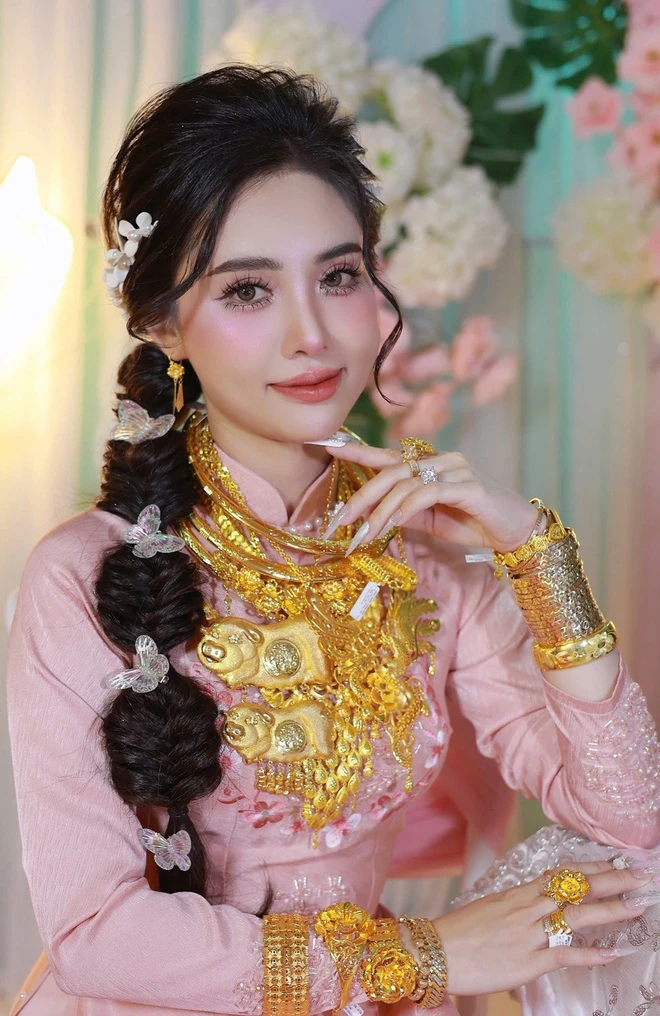 Cô dâu đeo hàng chục chiếc vòng vàng trong lễ cưới tại An Giang.