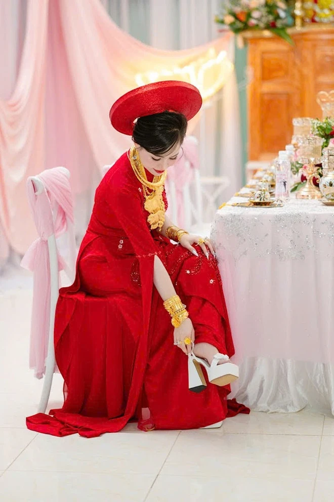Khoảnh khắc cô dâu đeo vàng trĩu cổ nhanh chóng trở thành tâm điểm bàn luận.