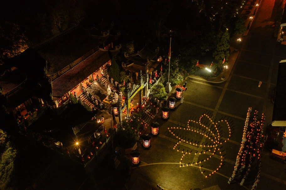 Lễ rước hoa dâng Phật trên đỉnh Fansipan.