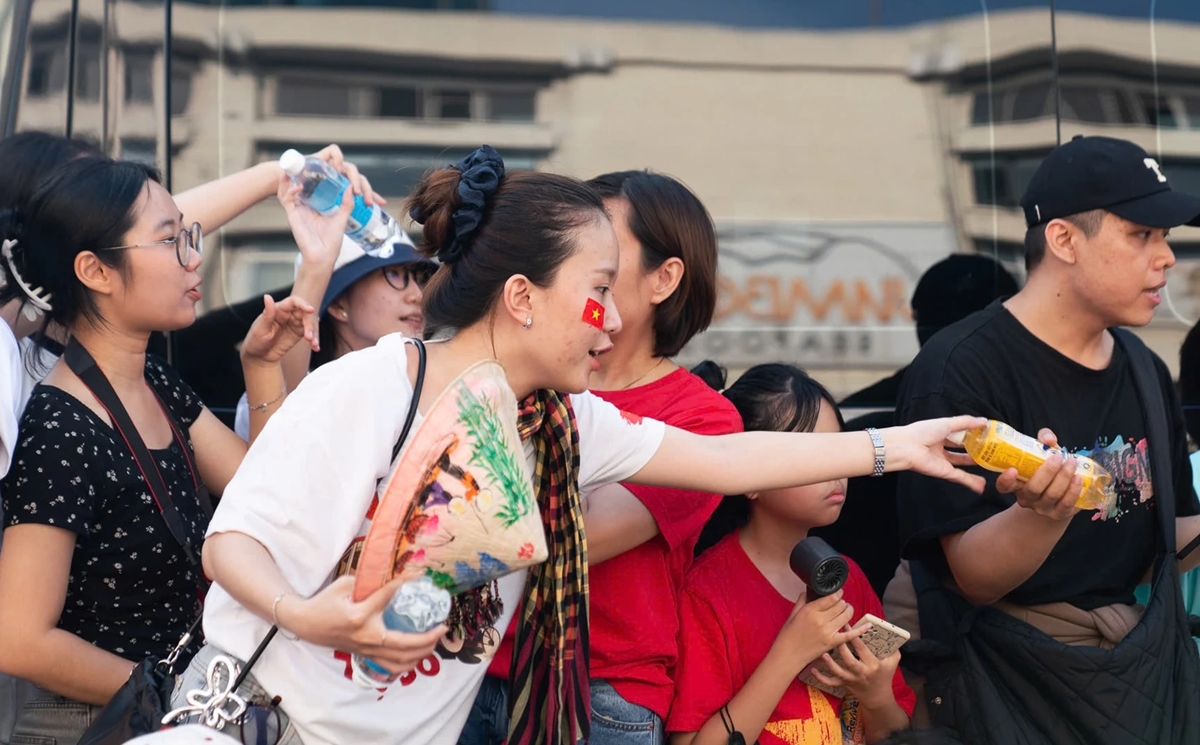 Chia nhau nước mát xem tổng duyệt diễu binh.