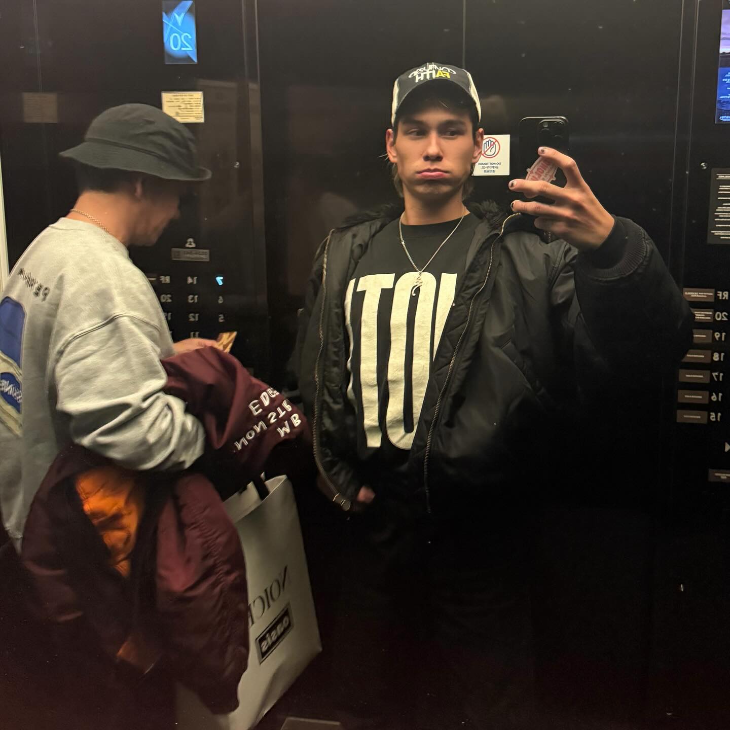 Sự việc lại tiếp tục thu hút sự chú ý khi Evan Mock đăng tải loạt ảnh từ chuyến đi Seoul của mình.