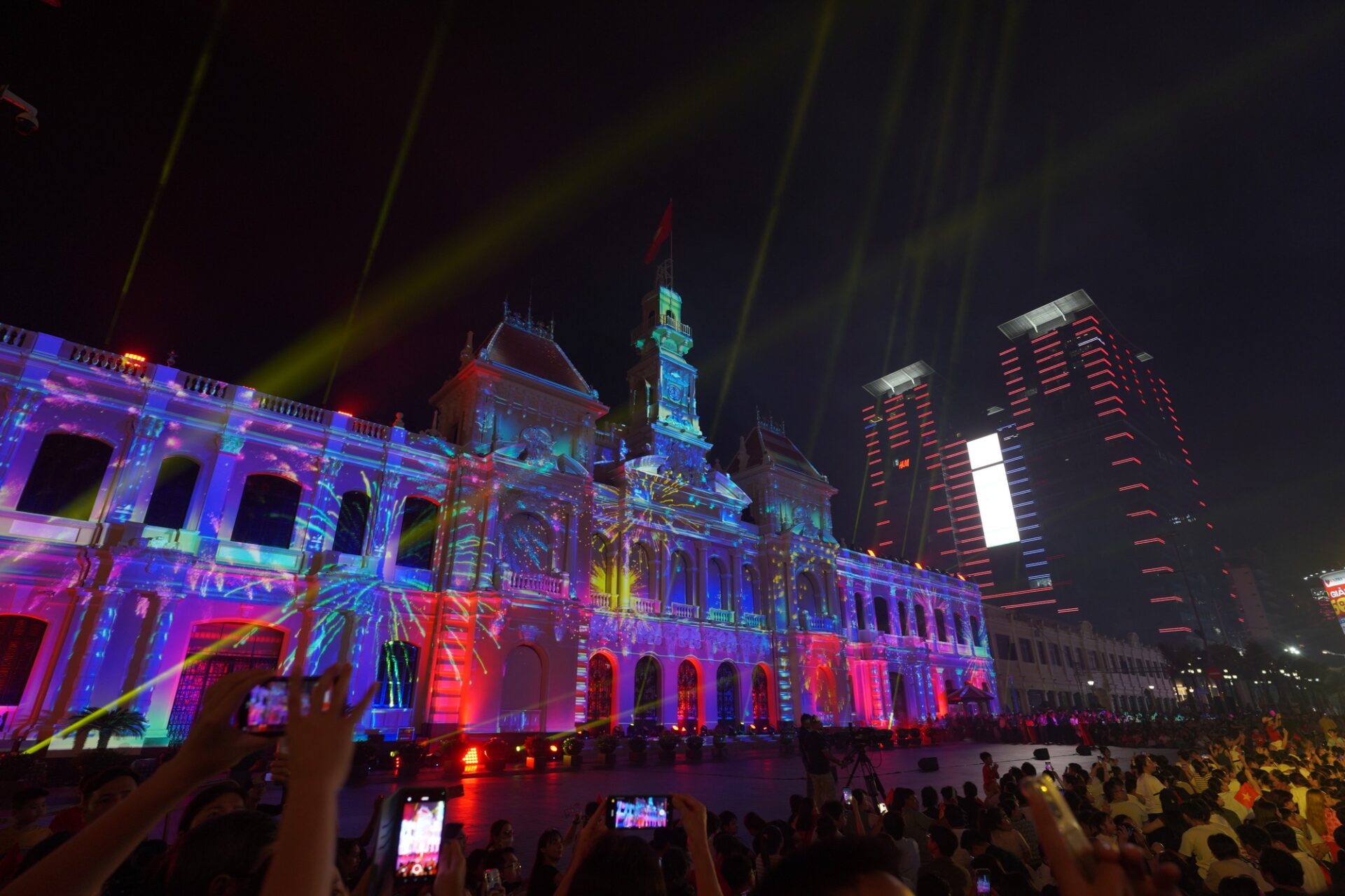 Việt Nam hiện lên không chỉ với chiều sâu lịch sử mà còn với sắc thái tươi mới, sáng tạo và đầy triển vọng trong bức tranh hội nhập toàn cầu.