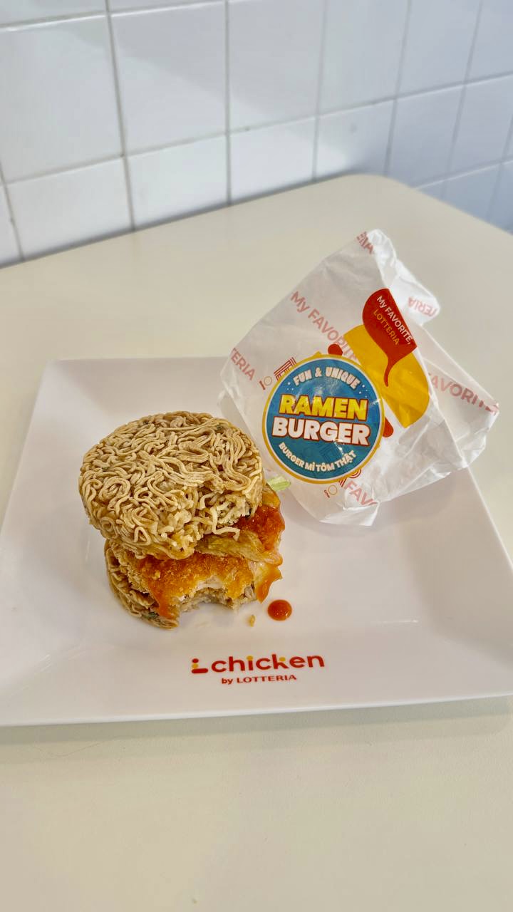 Mì và burger là hai nền ẩm thực với kết cấu, hương vị và trải nghiệm ăn uống hoàn toàn khác biệt.