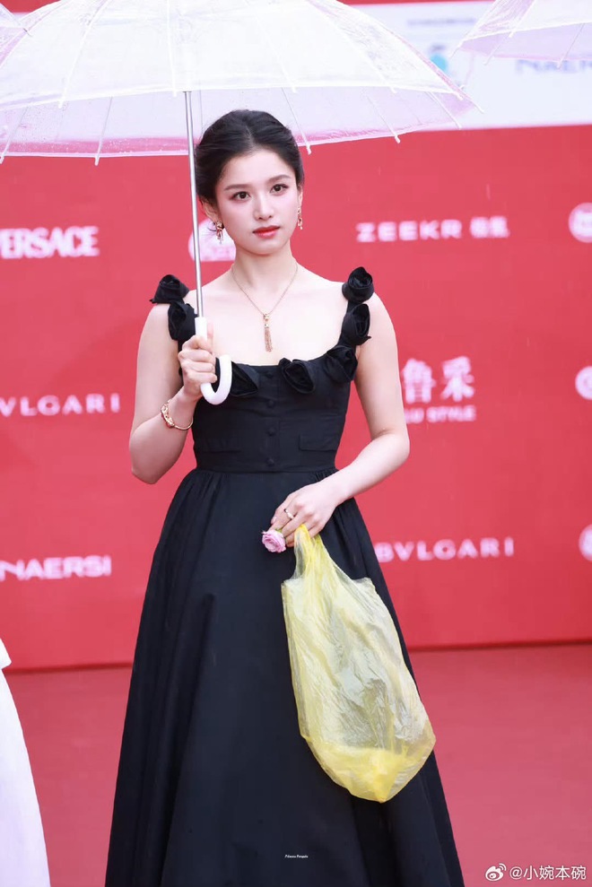 Trương Tịnh Nghi lại chọn cho mình một chiếc túi ni lông đơn giản, tạo nên một sự đối lập thú vị.