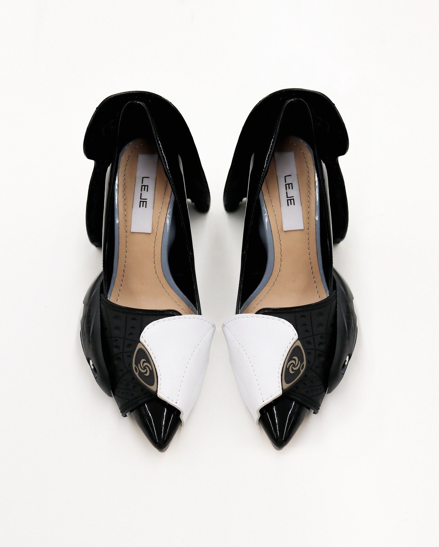 đôi giày cao gót biker được thiết kế nhằm truyền tải tinh thần giao thoa giữa nét đẹp cổ điển và nhịp sống hiện đại, giữa sự mạnh mẽ và nữ tính – như chính hình ảnh Jennie trong Seoul City.