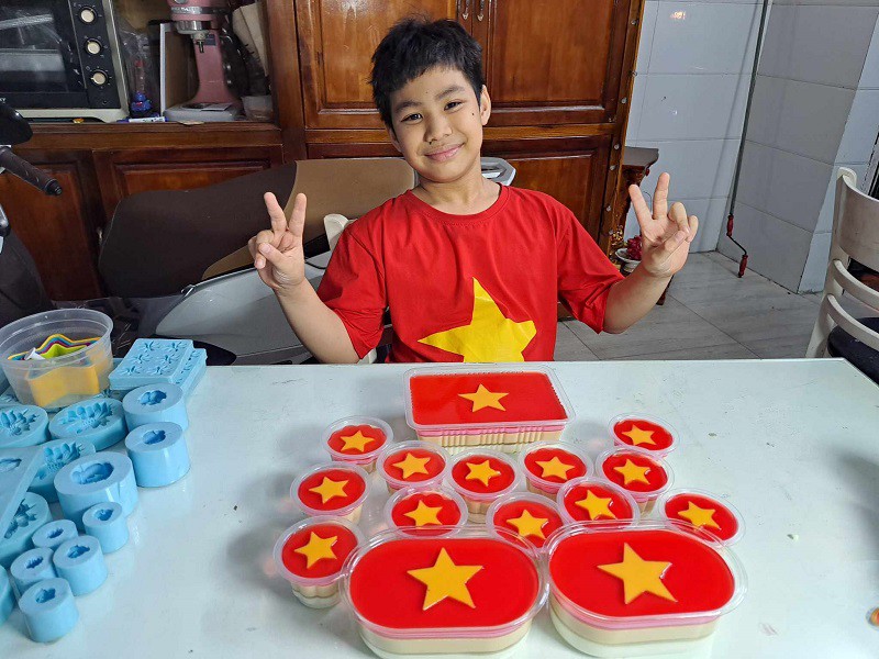 Không chỉ bán, chị còn tặng những chiếc bánh này cho khách hàng và người thân, thể hiện niềm tự hào dân tộc của mình.