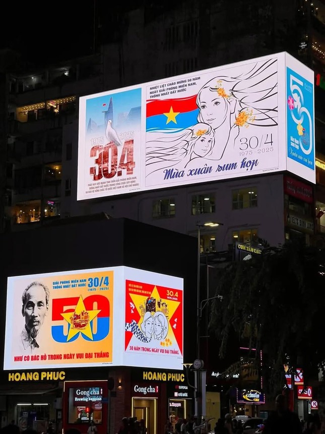  Gen Z còn “ra quân” thực địa: săn ảnh poster, chờ khoảnh khắc Led “lên hình đẹp nhất”, tạo nên một trào lưu check-in có một không hai.