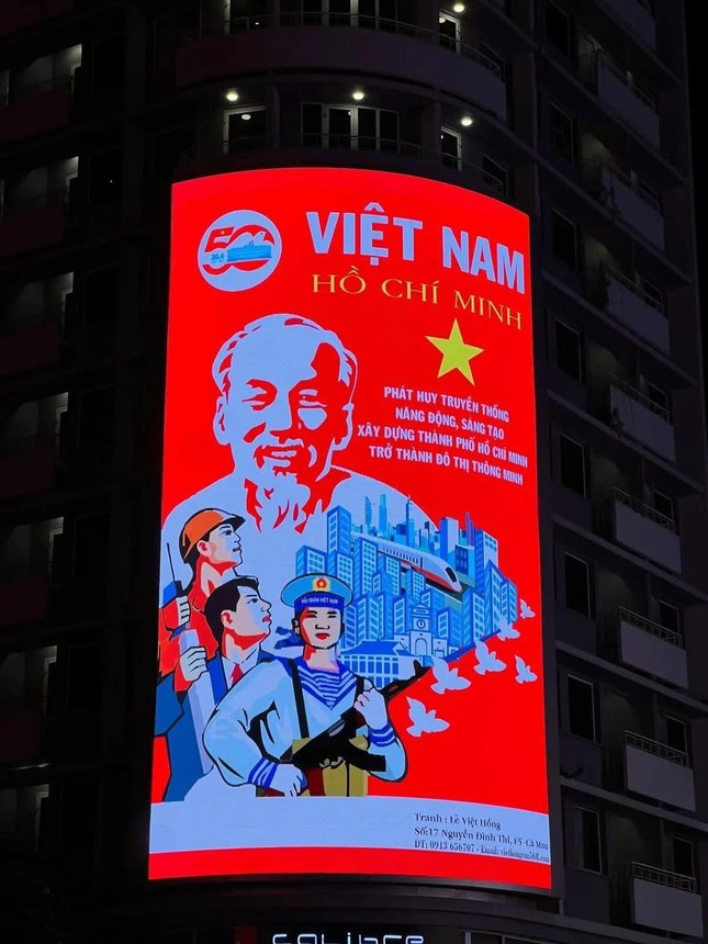  Không gian thành phố lúc này vừa là phông nền nghệ thuật, vừa là cuốn phim tư liệu sống động, nơi lịch sử và hiện tại giao thoa trong từng khung hình.