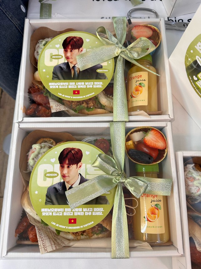 cộng đồng người hâm mộ Lee Je Hoon tại Việt Nam đã gửi tặng những món quà đậm chất Việt Nam, thể hiện tình cảm đặc biệt đối với nam diễn viên.
