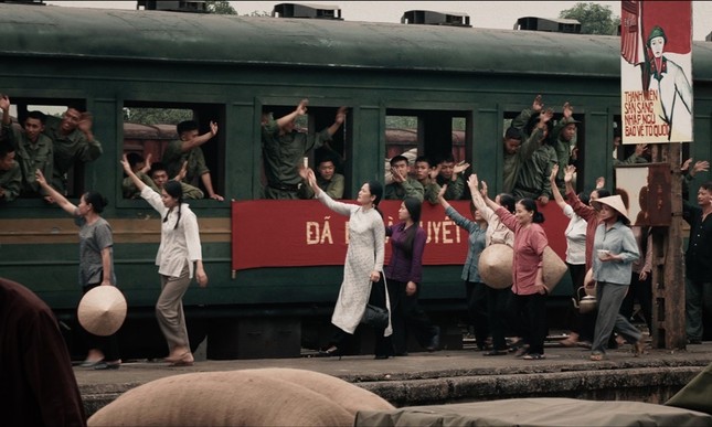 Cảm xúc ngập tràn trong những trận bom dội và khói lửa.