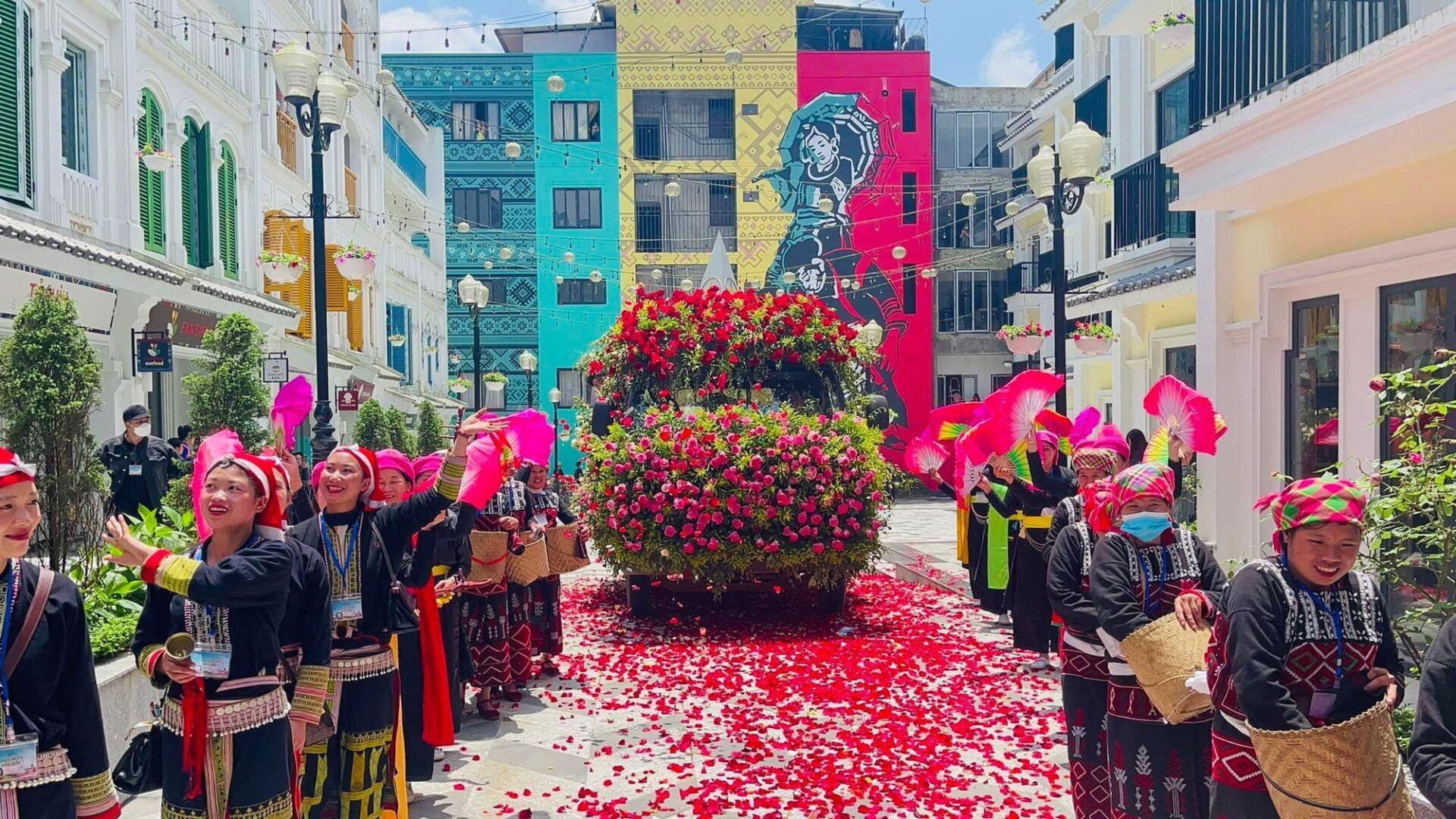 Biểu diễn văn hóa sống động, đưa du khách du hành qua từng lát cắt đời sống của 7 dân tộc đang sinh sống tại Sa Pa.