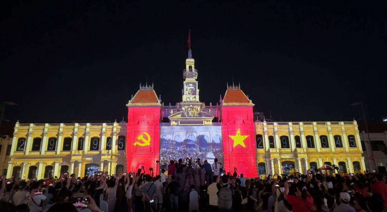 đưa người xem xuyên qua từng vùng đất đặc trưng từ Hà Nội, Huế, Hội An, Đà Nẵng đến TP.HCM.