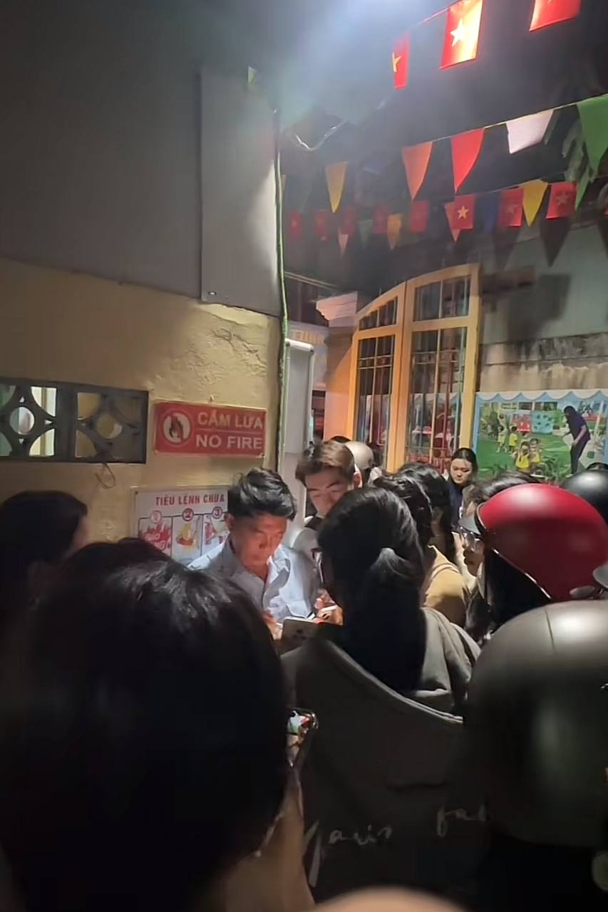 Do số lượng xe đông nên việc thanh toán bằng QR có thể sẽ mất nhiều thời gian hơn trả tiền mặt. Ảnh: @phantoany.02