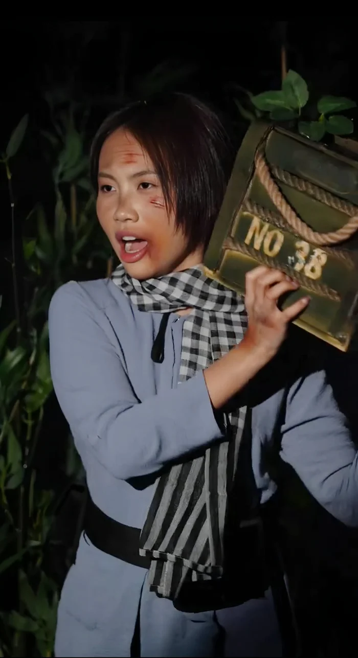 Hình ảnh một “nữ chiến sĩ” trong quân phục xanh, thần thái rắn rỏi, ánh mắt chan chứa thông điệp.