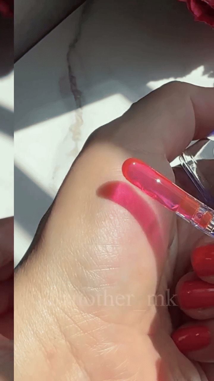 Bên trong chai là một chất kem lỏng mịn màng, dễ dàng tán đều, mang đến lớp má hồng tự nhiên mà không cần cọ chuyên dụng.