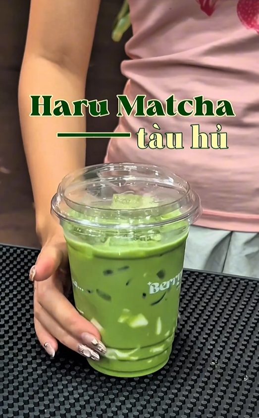 Từ các chuỗi tiệm lớn cho đến các quán nhỏ lẻ, nhiều nơi đều đã nhanh chóng đưa matcha tàu hũ vào thực đơn. 